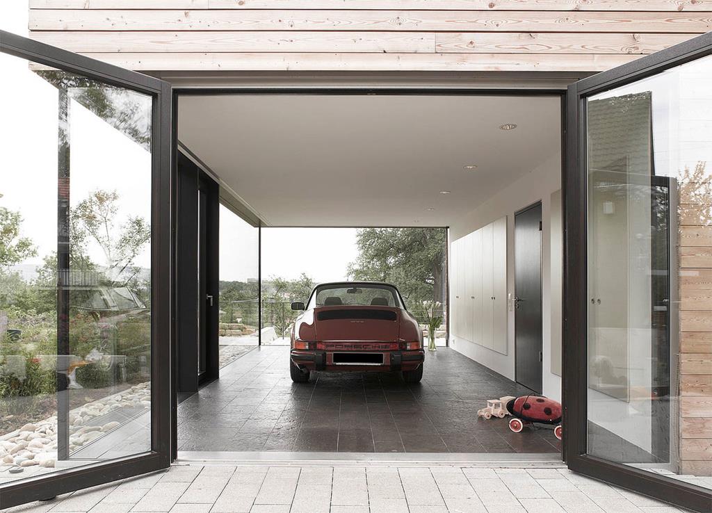 T-Bone House with a dedicated room for 1974 Porsche Targa