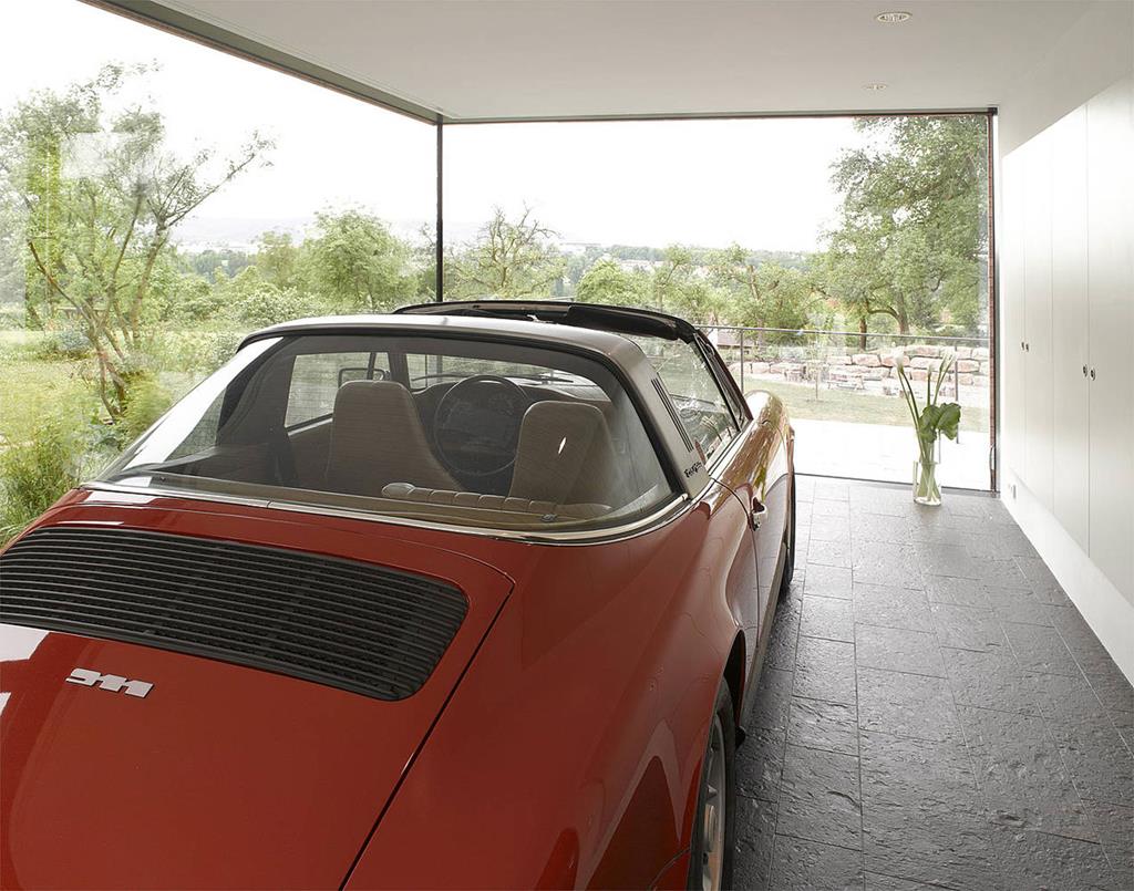 T-Bone House with a dedicated room for 1974 Porsche Targa